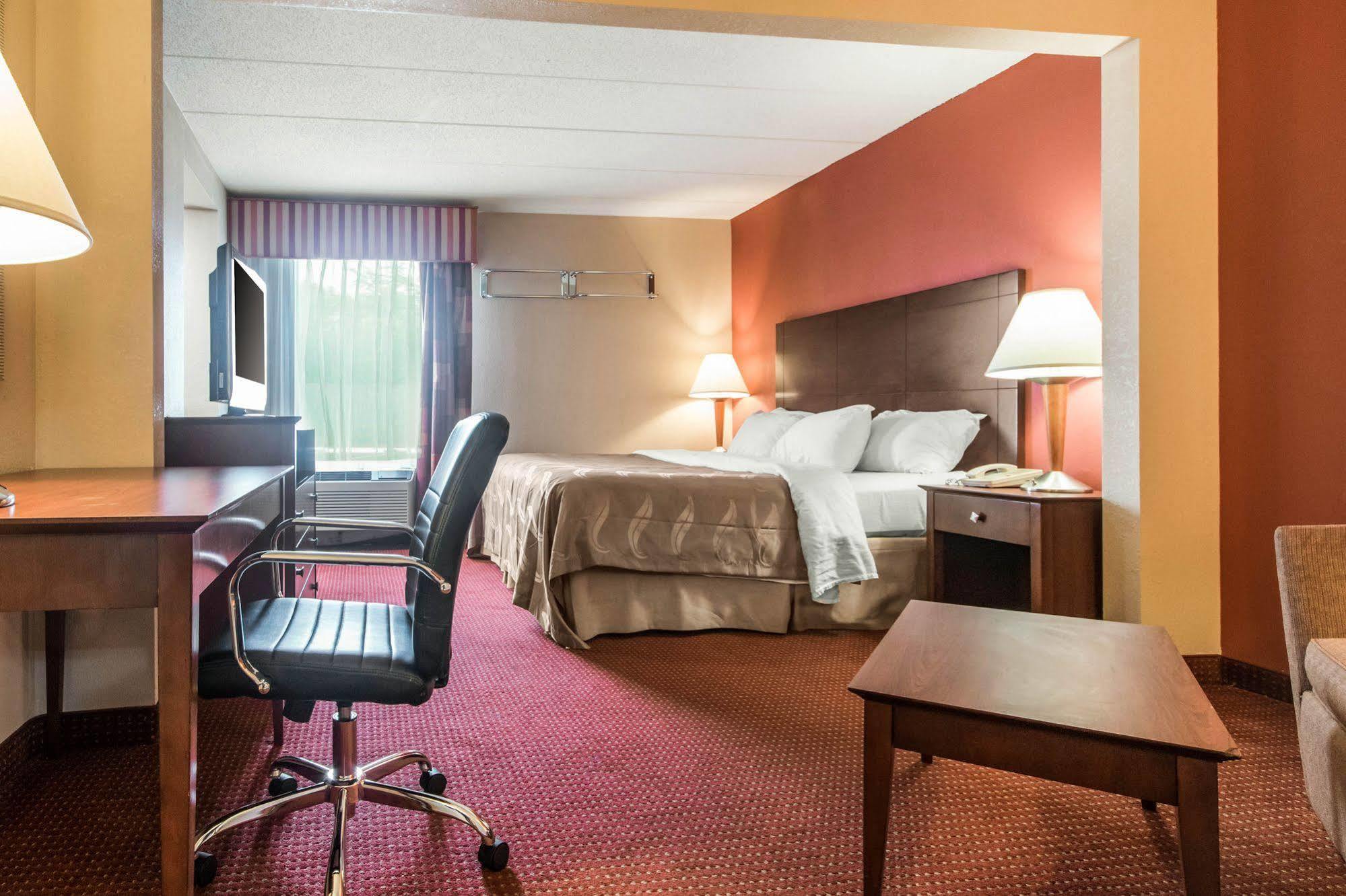 Quality Inn & Suites Lawrenceburg Exterior photo