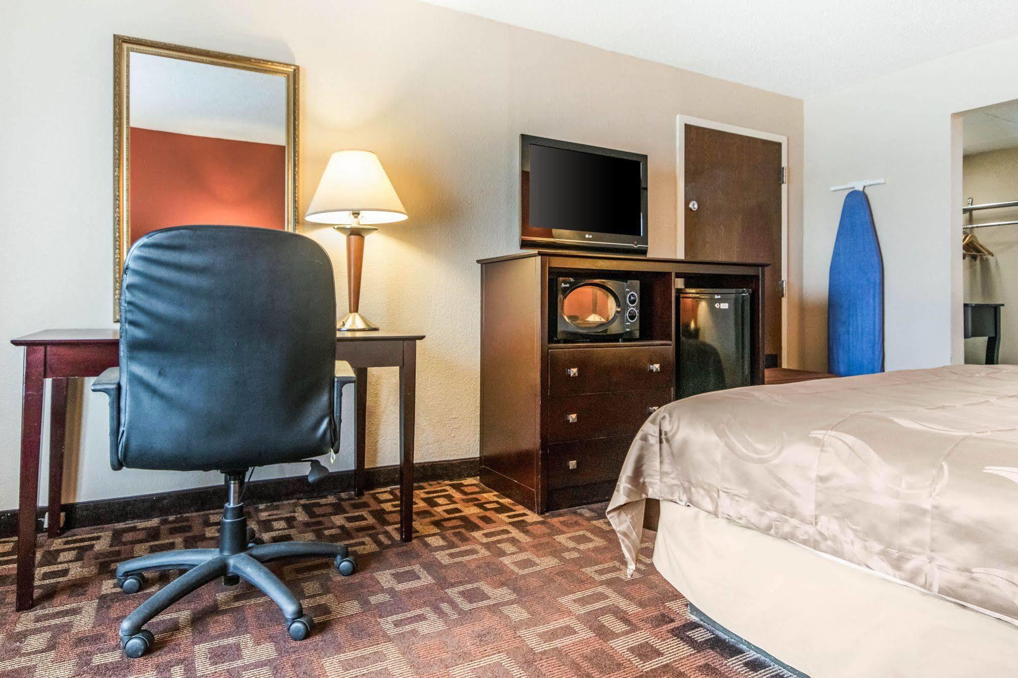Quality Inn & Suites Lawrenceburg Exterior photo